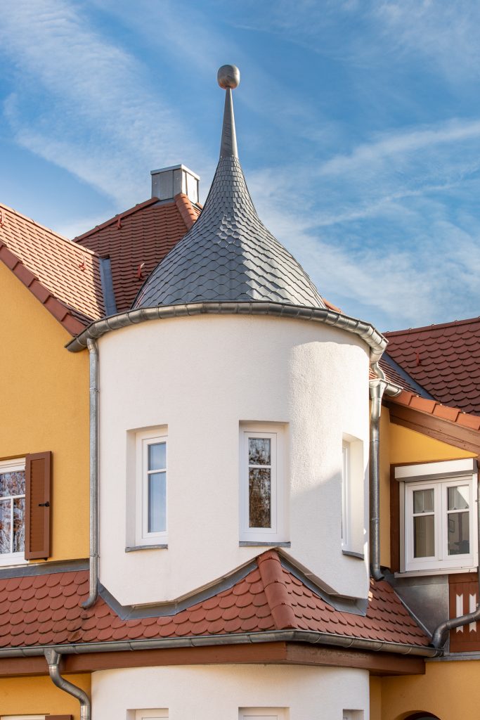 Blick auf ein Haus mit einem Zwiebelturm