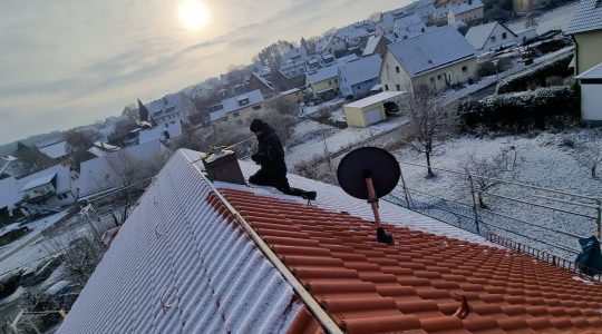 Ziegeleindeckung auf einem Krüppelwalmdach mit dem Blick über Simonshofen